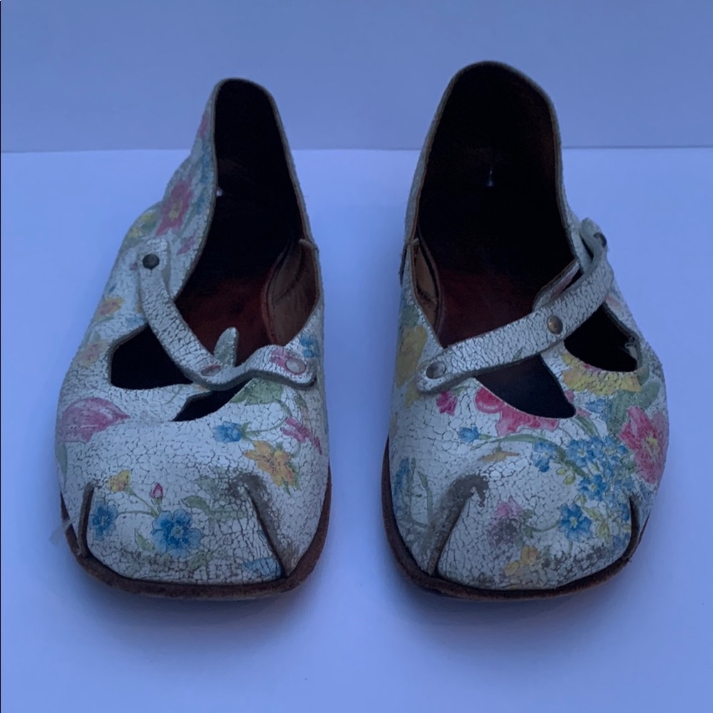 CYDWOQ Distressed Floral Leather Ballet with Leather Strap